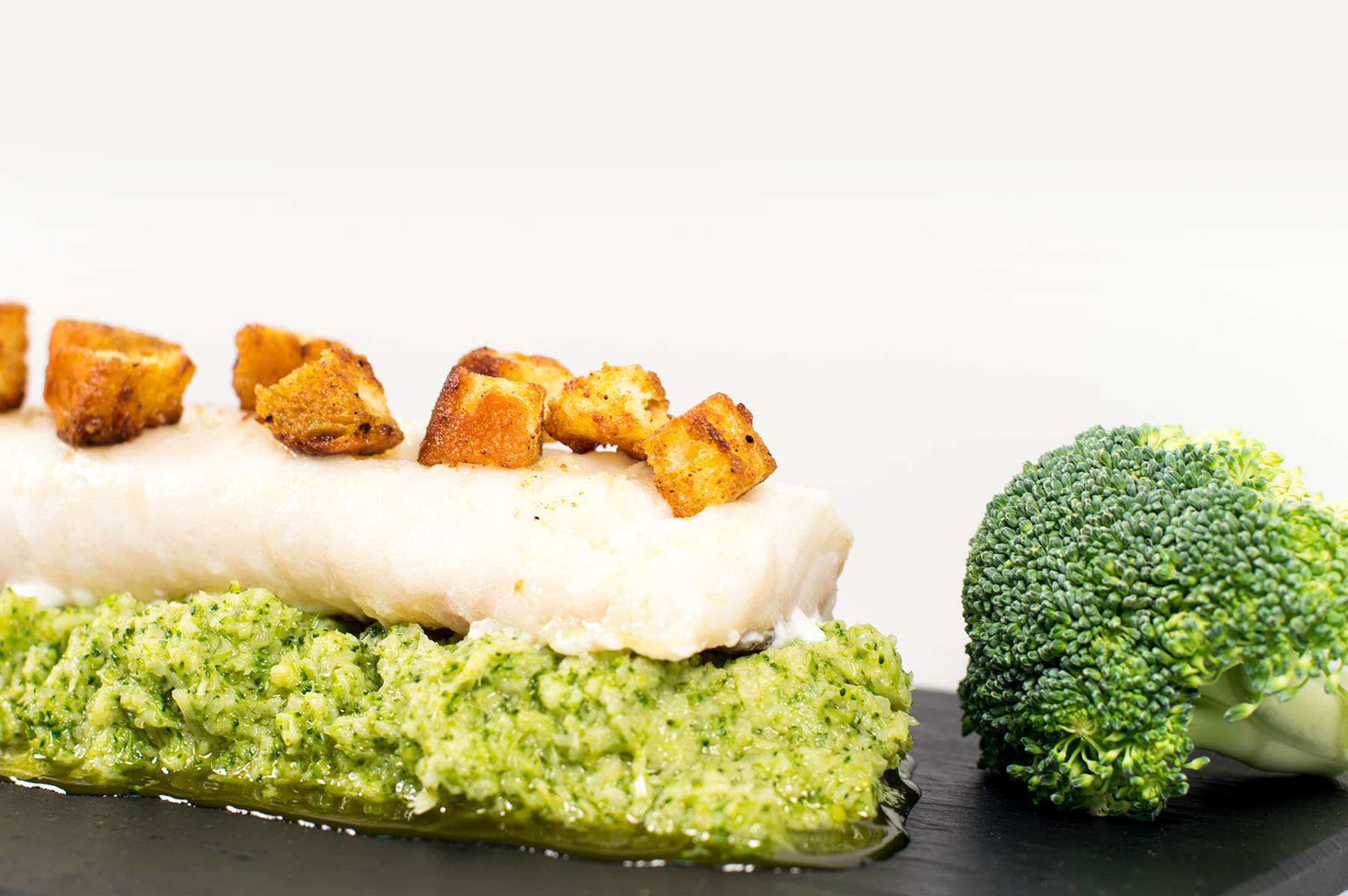 Bacalao-con-emulsion-brocoli-y-pan-curry